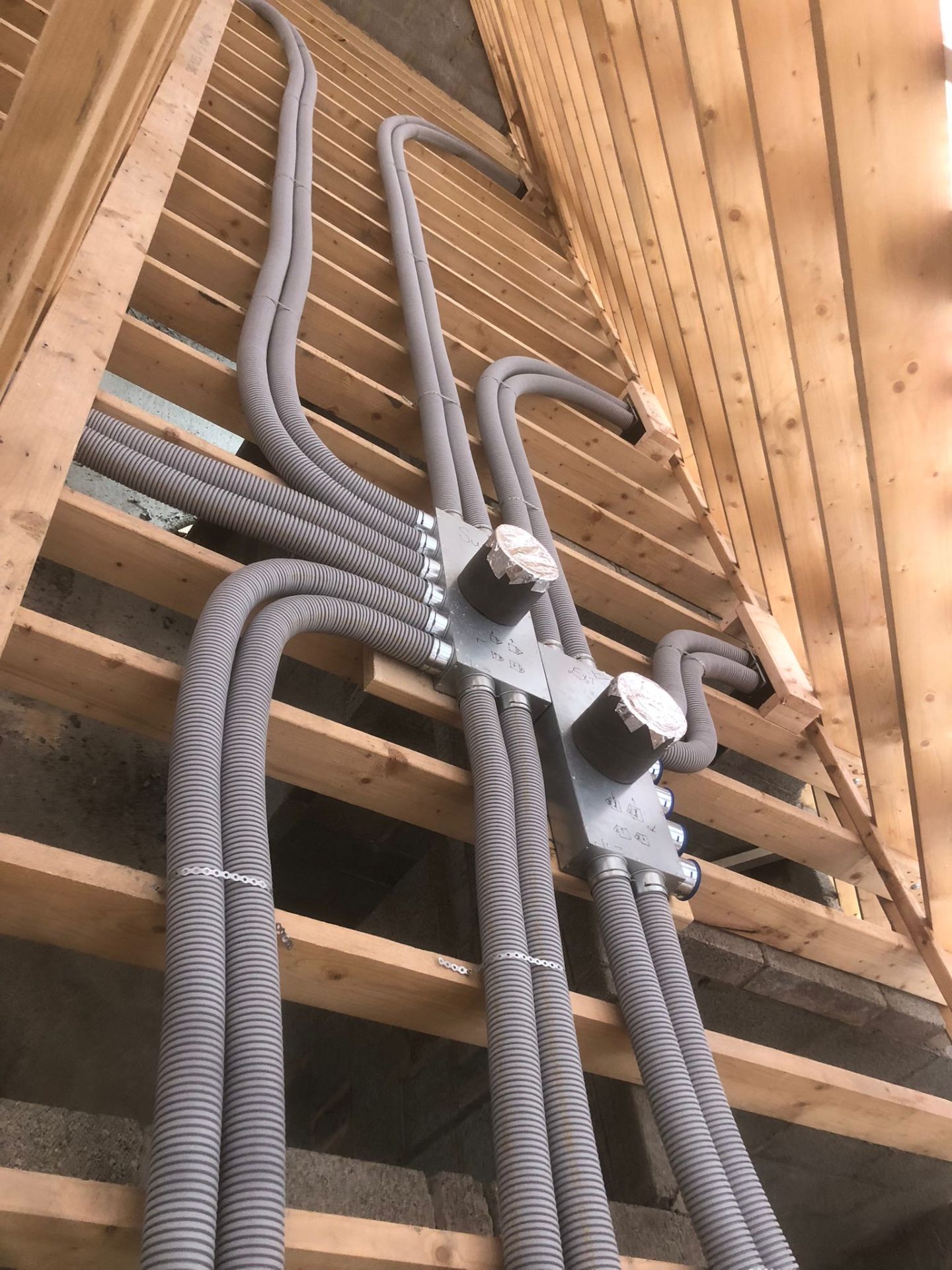 Semi-rigid ducting first fix to manifold