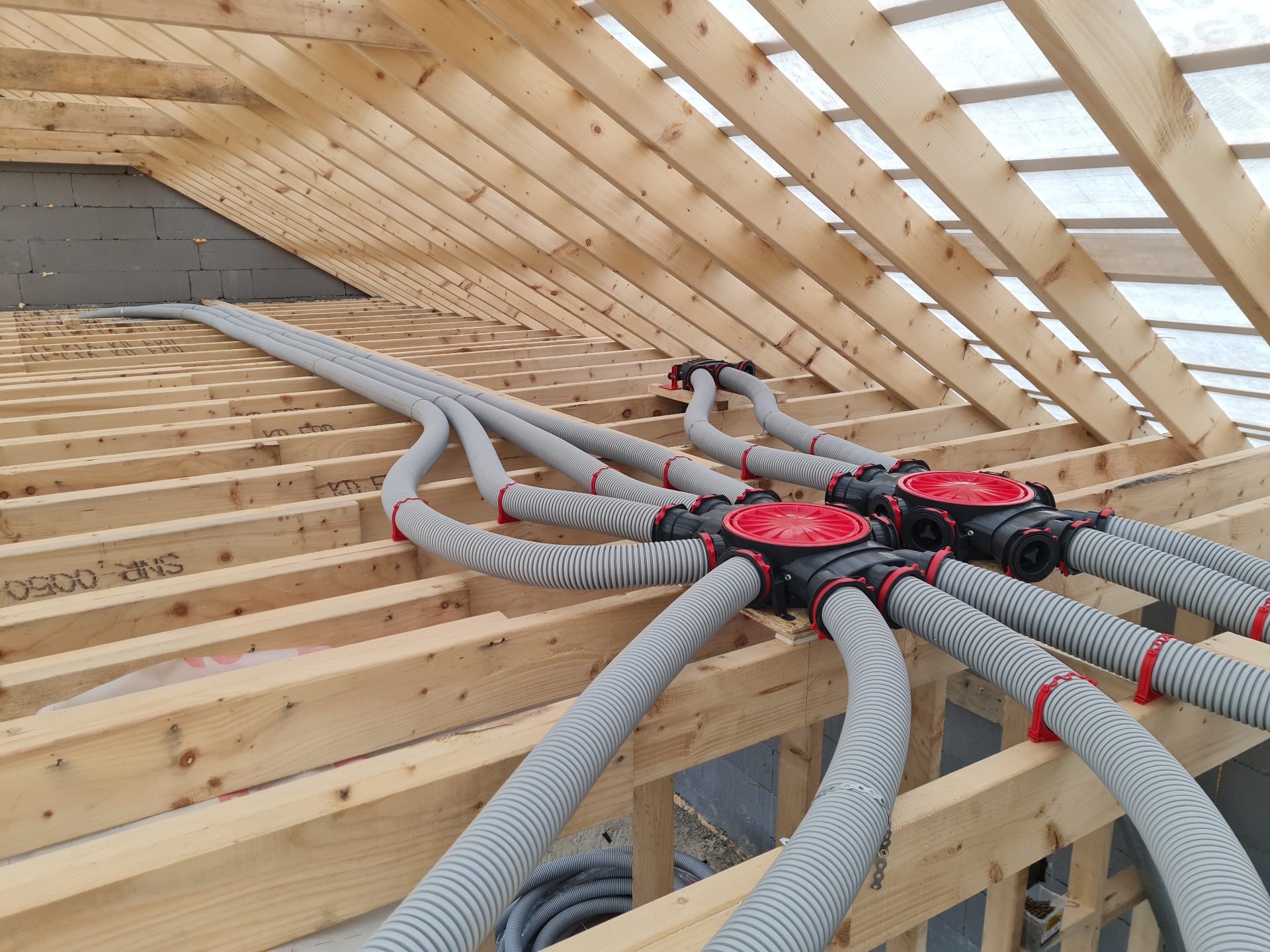 Compact radial distributor with red-clip runs